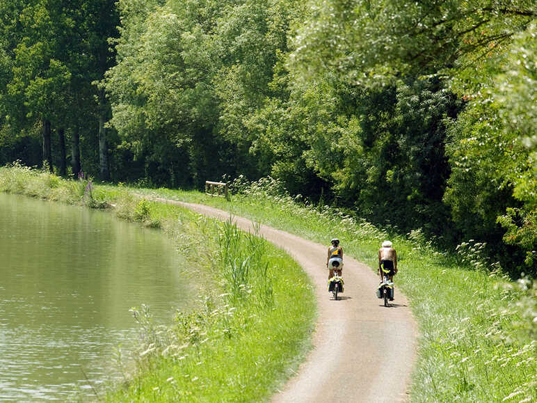 cyclistes-canal-du-nivernais